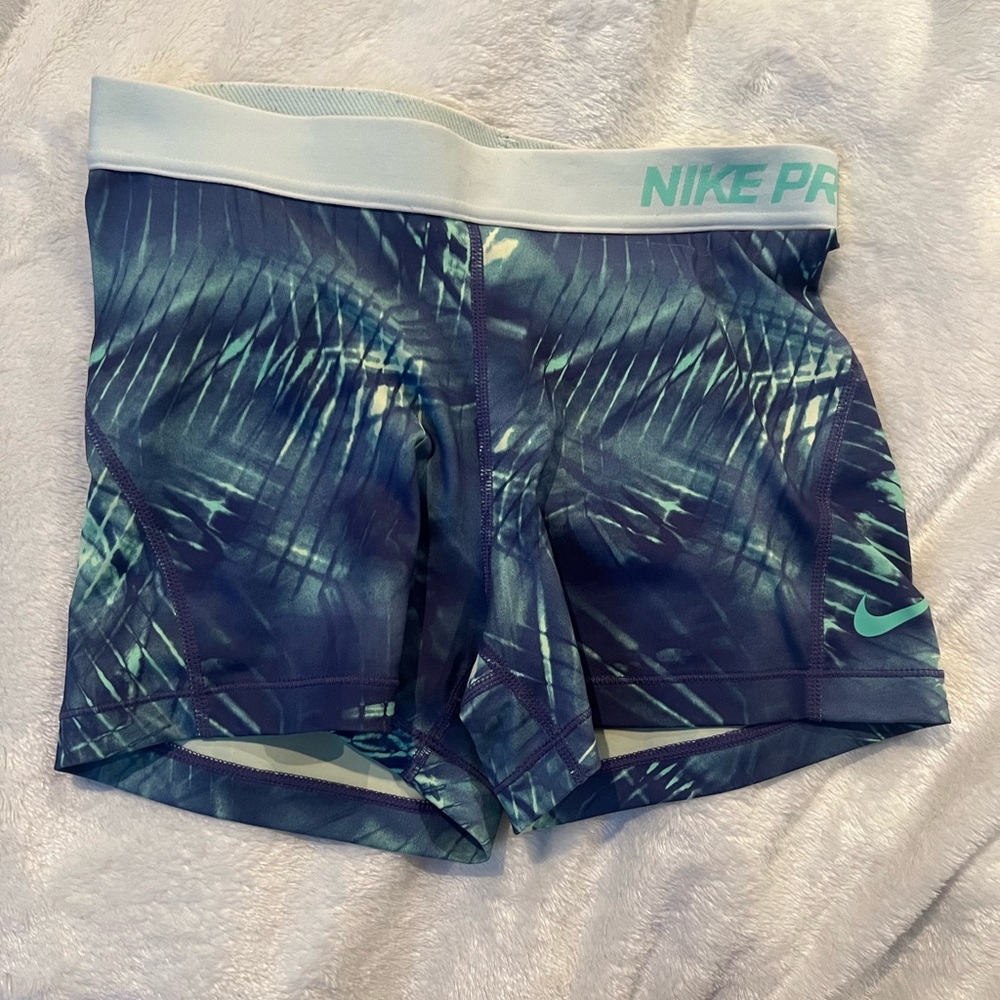 Nike Pro shorts (M)